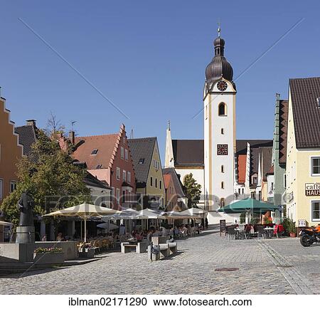 Stock Image - St Jakob Catholic parish church and the upper market square, Schwandorf, Upper Palatinate, Bavaria, Germany, Europe. Fotosearch