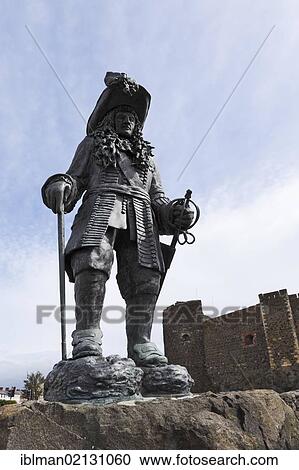 Stock Image - Statue of King William III in memory of 14th June 1690, in front of Carrickfergus Castle, County Antrim, Northern Ireland, United Kingdom, Europe, PublicGround, Europe. Fotosearch
