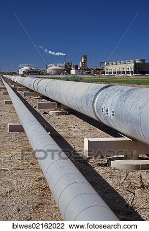Stock Image - A geothermal energy plant operated by CalEnergy in California's Imperial Valley; the pipes carry hot water or steam from deep underground, which is used to generate electricity, Calipatria, California, USA, North America. Fotosearch