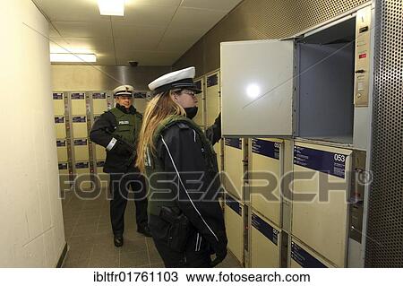 Stock Image - Officers of the Federal police investigating the lockers at the main railway station in Koblenz, Rhineland-Palatinate, Germany, Europe. Fotosearch