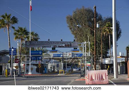 Stock Image - The international border crossing to Sonoyta, Sonora, Mexico, in Lukeville, Arizona, USA, North America. Fotosearch