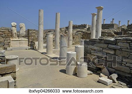 Stock Image - Antike Statuen und Saulen, Cleopatra und Dioscorides, Torso ohne Kopf, Insel Delos, Unesco-Weltkulturerbe, Mykonos, Kykladen, Griechenland, Europa. Fotosearch
