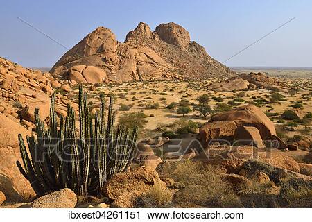 Ausblick auf den Sugarloaf bei Spitzkoppe, Grootspitzkop, Provinz Erongo, Namibia, Afrika View Large Photo Image Stock Image - Ausblick auf den Sugarloaf bei Spitzkoppe, Grootspitzkop, Provinz Erongo, Namibia, Afrika. Fotosearch