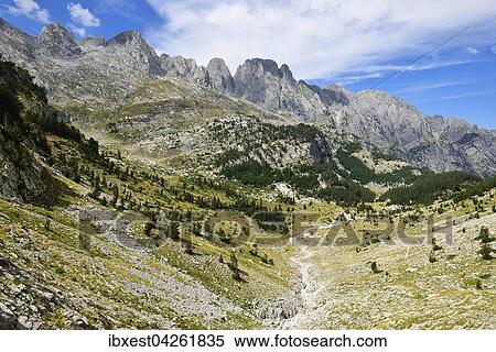 Stock Photography - Ausblick auf die Berge, von Runica, Ropojana-Tal in Richtung Karanfili-Kette, Theth, Nationalpark Theth, Albanische Alpen, Prokletije, Balkan, Albanien, Europa. Fotosearch