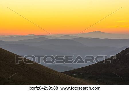 Stock Photo - Ausblick auf die sibillinischen Berge bei Sonnenuntergang von Castelluccio di Norcia, Nationalpark Monti Sibillini, Parco nazionale dei Monti Sibillini, Umbrien, Italien, Europa. Fotosearch