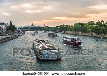 Ausflugsboote auf der Seine bei Sonnenuntergang, Paris, Frankreich, Europa View Large Photo Image Stock Image - Ausflugsboote auf der Seine bei Sonnenuntergang, Paris, Frankreich, Europa. Fotosearch