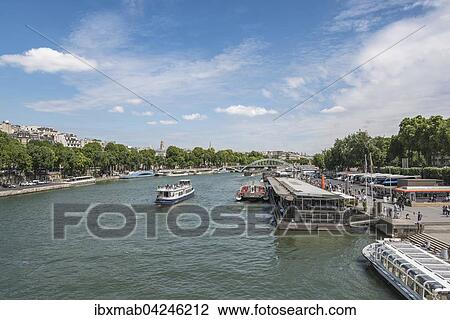 Stock Image - Ausflugsboote und Restaurantboote auf der Seine, Paris, Frankreich, Europa. Fotosearch