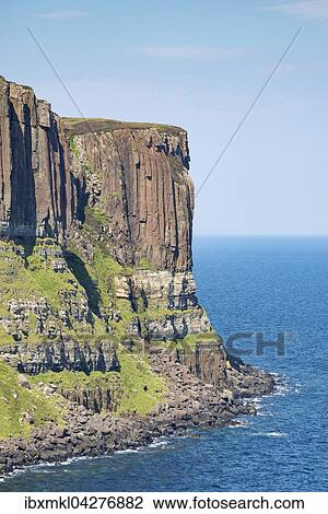 Stock Image - Basaltklippen genannt Kilt Rock, Staffin, Schottland, Vereinigtes Konigreich. Fotosearch