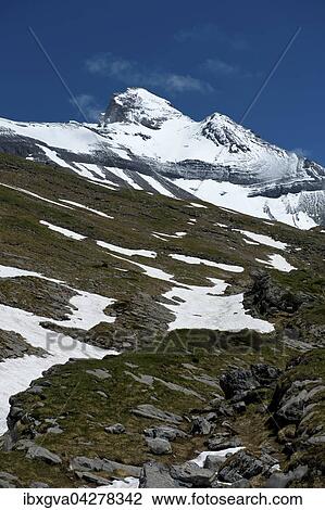 Stock Image - Blick vom Hochtal Valllon de Susanfe auf den schneebedeckten Gipfel Haute Cime der Dents du Midi, Champery, Wallis, Schweiz, Europa. Fotosearch
