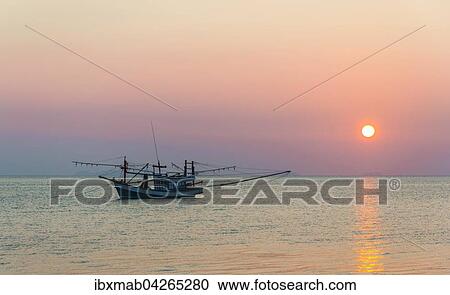 Boot im Meer bei Sonnenuntergang, Insel Koh Samui, Golf von Thailand, Thailand, Asien View Large Photo Image Stock Image - Boot im Meer bei Sonnenuntergang, Insel Koh Samui, Golf von Thailand, Thailand, Asien. Fotosearch