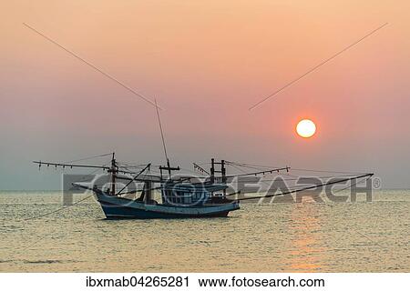 Stock Image - Boot im Meer bei Sonnenuntergang, Insel Koh Samui, Golf von Thailand, Thailand, Asien. Fotosearch