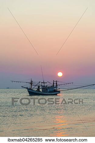 Stock Photography - Boot im Meer bei Sonnenuntergang vor kleinen Inseln, Insel Koh Samui, Golf von Thailand, Thailand, Asien. Fotosearch