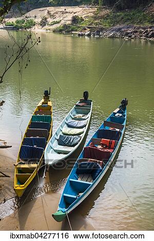 Stock Photograph - Boote auf dem Fluss Sungai Tembeling, Regenwald, Dschungel, Kuala Tahan, Taman Negara Nationalpark, Malaysia, Asien. Fotosearch