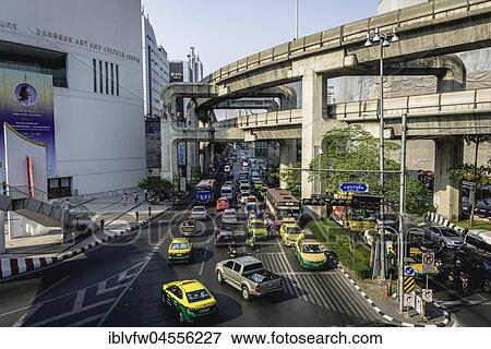 Stock Photo - BTS Skytrain Trasse mit verkehrsreicher Straße, Stau, Bangkok, Thailand, Asia. Fotosearch