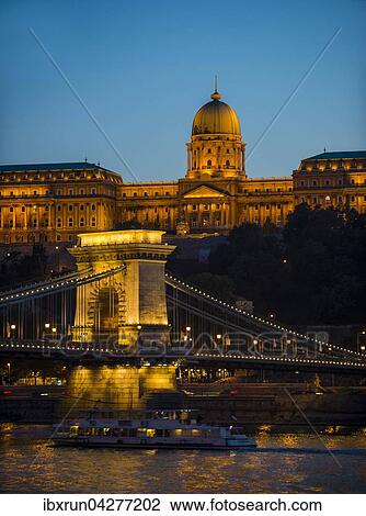 Burgpalast und Kettenbrucke in der Abenddammerung, Budapest, Ungarn, Europa View Large Photo Image Stock Image - Burgpalast und Kettenbrucke in der Abenddammerung, Budapest, Ungarn, Europa. Fotosearch