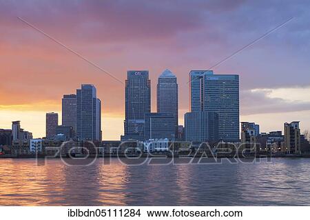 Canary Wharf Finanzdistrikt mit Blick über die Themse, London, Großbritannien View Large Photo Image Picture - Canary Wharf Finanzdistrikt mit Blick über die Themse, London, Großbritannien. Fotosearch