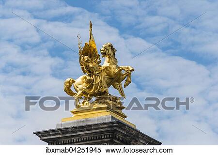 Goldene Reiterstatue auf der Brucke Pont Alexandre, Paris, Frankreich, Europa View Large Photo Image Stock Photography - Goldene Reiterstatue auf der Brucke Pont Alexandre, Paris, Frankreich, Europa. Fotosearch
