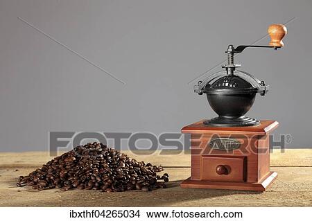 Handkaffeemuhle neben Kaffeebohnen auf einem Tisch View Large Photo Image Picture - Handkaffeemuhle neben Kaffeebohnen auf einem Tisch. Fotosearch