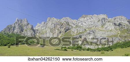 Kalksteinwand Picos de Europa mit Berggipfel Pena Remona, Fuente De, Cantabria, Spanien, Europa View Large Photo Image Stock Image - Kalksteinwand Picos de Europa mit Berggipfel Pena Remona, Fuente De, Cantabria, Spanien, Europa. Fotosearch