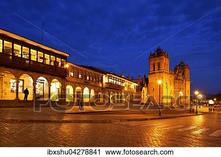 Stock Image - Kathedrale bei Dammerung, Plaza de Armas, Provinz Cusco, Peru, Sudamerika. Fotosearch