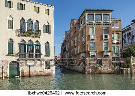 Stock Image - Rio di San Marcuola, vorne Canal Grande, Stadtteil Cannaregio, Venedig, Veneto, Italien, Europa. Fotosearch