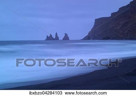 Stock Image - Schwarzer Lavastrand mit Reynisdrangar Felsnadeln, Vik, Island, Europa. Fotosearch