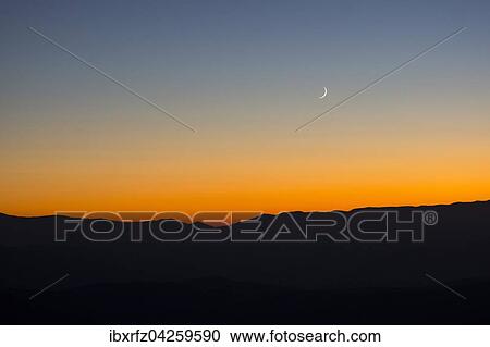 Stock Image - Sonnenuntergang und Sichelmond uber den sibillinischen Bergen, Castelluccio di Norcia, Nationalpark Monti Sibillini, Parco nazionale dei Monti Sibillini, Umbrien, Italien, Europa. Fotosearch