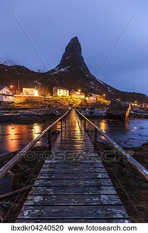 Steg mit Berg im Fischerdorf im Winter, Reine, Reinefjord, Moskenesoya, Lofoten, Norwegen, Europa View Large Photo Image Stock Image - Steg mit Berg im Fischerdorf im Winter, Reine, Reinefjord, Moskenesoya, Lofoten, Norwegen, Europa. Fotosearch