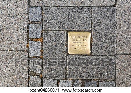 Stock Image - Stolperstein, Gedenkstein fur Erich Muhsam, ermordert 1934 im KZ Oranienburg, Lubeck, Schleswig-Holstein, Deutschland, Europa. Fotosearch