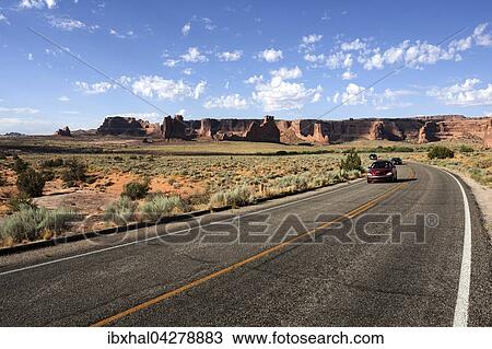 Strasse mit Auto, Arches Science Drive, hinten die Courthouse Towers, Arches National Park, Utah, USA, Nordamerika View Large Photo Image Stock Image - Strasse mit Auto, Arches Science Drive, hinten die Courthouse Towers, Arches National Park, Utah, USA, Nordamerika. Fotosearch