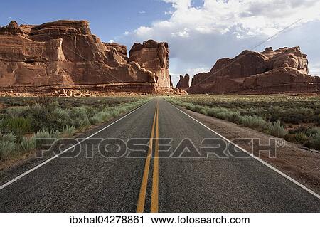 Stock Image - Strasse mit Felsformationen am Arches Science Drive, Arches National Park, Utah, USA, Nordamerika. Fotosearch