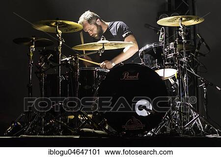 Stock Image - The Irish alternative rock band Walking on Cars live at the 25th Blue Balls Festival in Lucerne, Switzerland Patrick Sheehy, vocals Sorcha Durham, piano, backing vocals Dan Devane, guitar, background vocals Paul Flannery, bass, backgroundgesa. Fotosearch