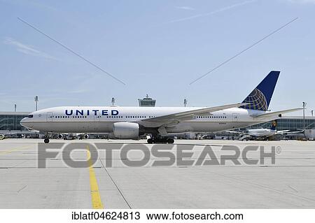 Stock Image - United Airlines, Boeing B777-222, Munich Airport, Germany, Europe. Fotosearch