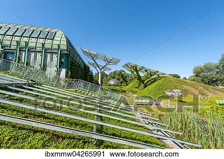 Stock Image - Universiatsbibliothek, Aussenanlage der Bibliothek, Warschau, Masowien, Polen, Europa. Fotosearch