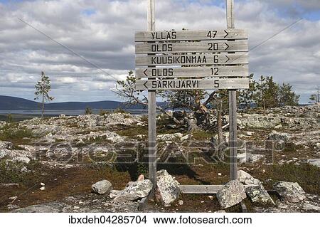 Wegweiser auf dem Weg zum Sarkitunturi Fjall im Yllastunturi National Park, Lappland, Finnland, Europa View Large Photo Image Picture - Wegweiser auf dem Weg zum Sarkitunturi Fjall im Yllastunturi National Park, Lappland, Finnland, Europa. Fotosearch