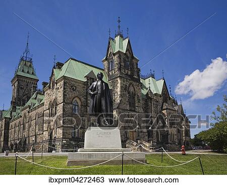 Stock Image - Wilfrid Laurier-Denkmal vor dem East Block Gebaude, Ottawa, Ontario, Kanada, Nordamerika. Fotosearch