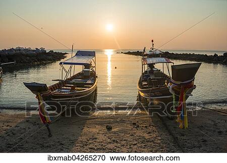 Stock Image - Zwei Boote am Strand im Meer bei Sonnenuntergang, Insel Koh Samui, Golf von Thailand, Thailand, Asien. Fotosearch