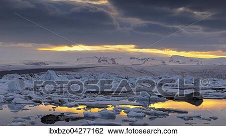 Abendstimmung an der Gletscherlagune Jokulsarlon, treibende Eisberge, hinten der Gletscher Vatnajokull, Sudisland, Island, Europa View Large Photo Image Stock Image - Abendstimmung an der Gletscherlagune Jokulsarlon, treibende Eisberge, hinten der Gletscher Vatnajokull, Sudisland, Island, Europa. Fotosearch