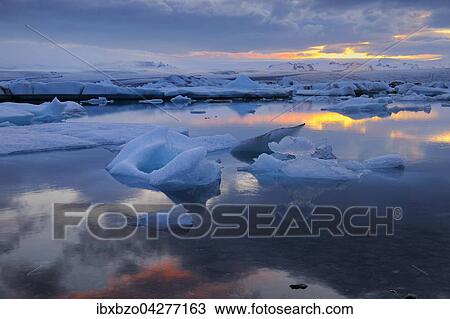 Abendstimmung an der Gletscherlagune Jokulsarlon, treibende Eisberge, hinten der Gletscher Vatnajokull, Sudisland, Island, Europa View Large Photo Image Stock Image - Abendstimmung an der Gletscherlagune Jokulsarlon, treibende Eisberge, hinten der Gletscher Vatnajokull, Sudisland, Island, Europa. Fotosearch