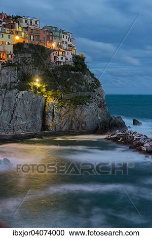 Stock Image - Abendstimmung, Fischerdorf Manarola, Cinque Terre, UNESCO-Weltkulturerbe, Italienische Riviera, Ligurien, Levante, Italien, Europa. Fotosearch