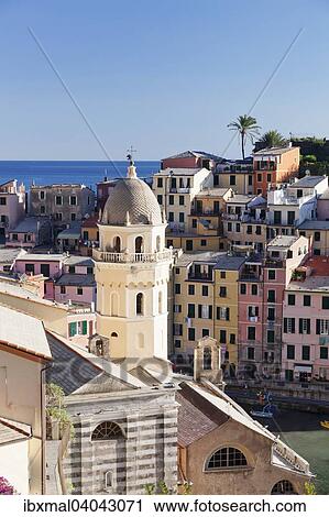 Stock Image - Achteckiger Glockenturm der Kirche Chiesa Santa Margherita di Antiochia, Vernazza, Cinque Terre, Rivera di Levante, Provinz La Spezia, Ligurien, Italien, Europa. Fotosearch