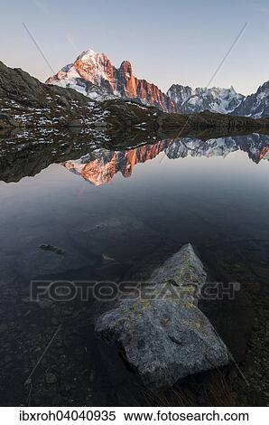 Aiguilles de Chamonix spiegelt sich im Lac de Chesery, Chamonix, Frankreich, Europa View Large Photo Image Stock Photography - Aiguilles de Chamonix spiegelt sich im Lac de Chesery, Chamonix, Frankreich, Europa. Fotosearch