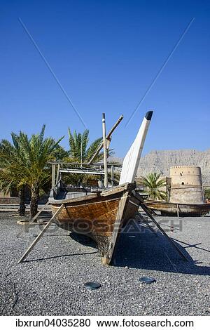 Alte Dhau vor dem Fort von Khasab, Musandam, Oman, Asien View Large Photo Image Stock Image - Alte Dhau vor dem Fort von Khasab, Musandam, Oman, Asien. Fotosearch