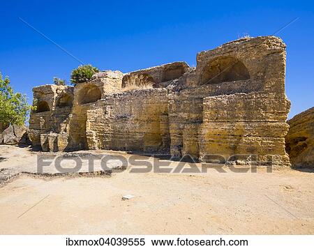Alte Wohnungen, in den Stein gehauen, im Heratempel oder Tempel der Hera Lakinia, Tempio di Giunone oder Tempel D, Akragas, Valle dei Templi, Tal der Tempel, Vaddi di li Tempri, Archaologische Statten von Agrigent, Sizilien, Italien, Europa View Large Photo Image Stock Photography - Alte Wohnungen, in den Stein gehauen, im Heratempel oder Tempel der Hera Lakinia, Tempio di Giunone oder Tempel D, Akragas, Valle dei Templi, Tal der Tempel, Vaddi di li Tempri, Archaologische Statten von Agrigent, Sizilien, Italien, Europa. Fotosearch