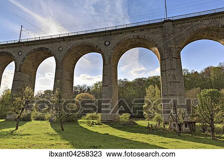 Stock Image - Altenbekener Viadukt, Grosser Viadukt, Kalksandsteinbrucke, Altenbeken bei Paderborn, Beketal, Nordrhein-Westfalen, Deutschland, Europa. Fotosearch