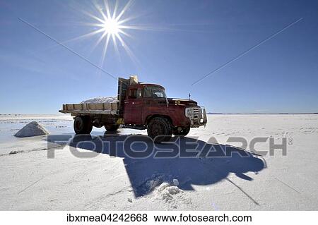 Stock Photo - Alter Lastwagen fur Transport von Salz auf dem Salzsee Salar de Uyuni, Altiplano, Bolivien, Sudamerika. Fotosearch