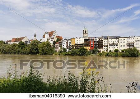 Stock Image - Altstadt mit Burg und Inn, Wasserburg am Inn, Chiemgau, Oberbayern, Bayern, Deutschland, Europa. Fotosearch