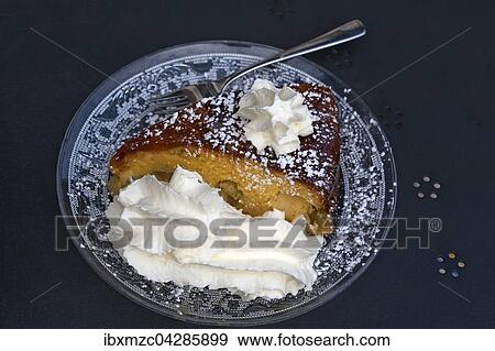 Apfelkuchen mit Sahne auf einem Glasteller View Large Photo Image Stock Photo - Apfelkuchen mit Sahne auf einem Glasteller. Fotosearch