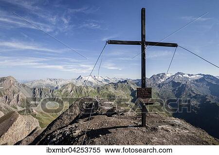 Auf dem Gipfel der Wurmaulspitz, hinten der Alpenhauptkamm mit dem Hochfeiler, unten das Pfunderertal, Pfunderer Berge, Eisacktal, Sudtirol, Trentino-Sudtirol, Alpen, Italien, Europa View Large Photo Image Stock Photography - Auf dem Gipfel der Wurmaulspitz, hinten der Alpenhauptkamm mit dem Hochfeiler, unten das Pfunderertal, Pfunderer Berge, Eisacktal, Sudtirol, Trentino-Sudtirol, Alpen, Italien, Europa. Fotosearch