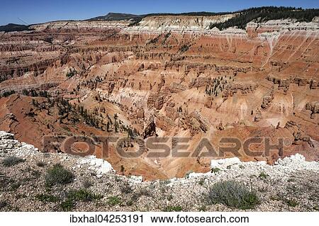 Stock Image - Ausblick auf bizarre Sandsteinerosionen im Amphitheater, Cedar Breaks National Monument, Utah, USA, Nordamerika. Fotosearch